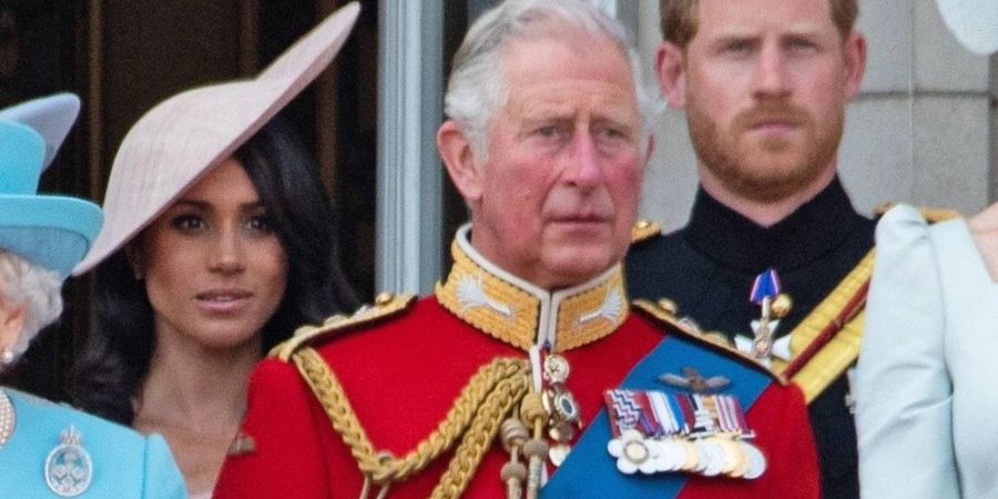 Werden Prinz Harry (r.) und Herzogin Meghan (l.) etwa die Krönung von Charles III. (Mitte) verpassen?