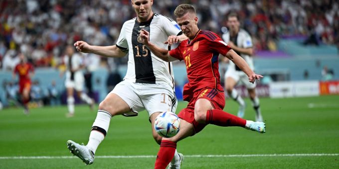 Dani Olmo (r) im Trikot der spanischen Nationalmannschaft. RB Leipzig Dani Olmo