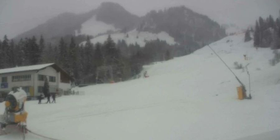 Die Webcam zeigt: In Schwarzsee sind die Pisten nicht mehr grün - es hat geschneit.