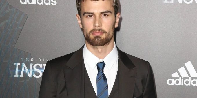 Theo James bei einem Event. james bond neuer