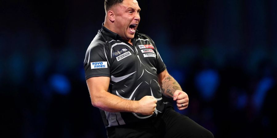 Gerwyn Price jubelt während des Spiels.