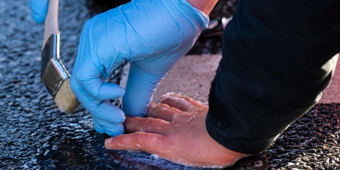 Ein Polizisten löst die Verklebung, mit der sich ein Klimaaktivist der Umweltschutzbewegung «Letzte Generation» geklebt hatte. Ein Polizisten löst die Verklebung, mit der sich ein Klimaaktivist der Umweltschutzbewegung «Letzte Generation» geklebt hatte.