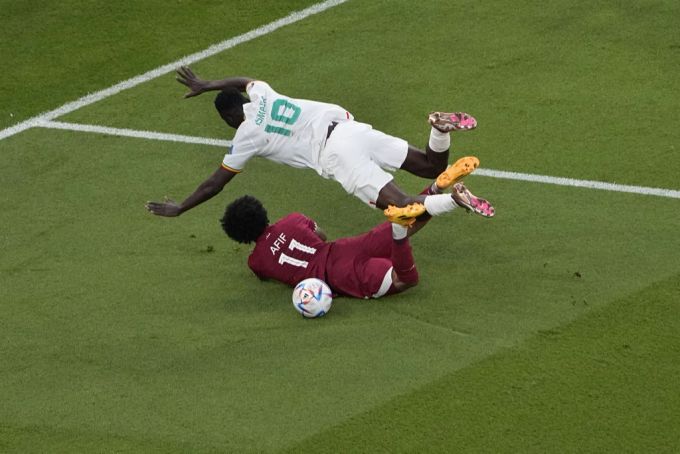 Brenzlige Szene im Strafraum Senegals. Sarr bringt Afif zu Fall, der Schiedsrichter lässt aber weiterlaufen. wm 2022