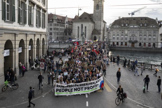 Menschen demonstrieren gegen die Klimapolitik und für einen sicheren Klimaschutz am Tag des internationalen Klimastreiks, aufgenommen am Freitag, 23. September 2022 in Zürich. (Archivbild) STS Sarah Wyss Finanzpolitik