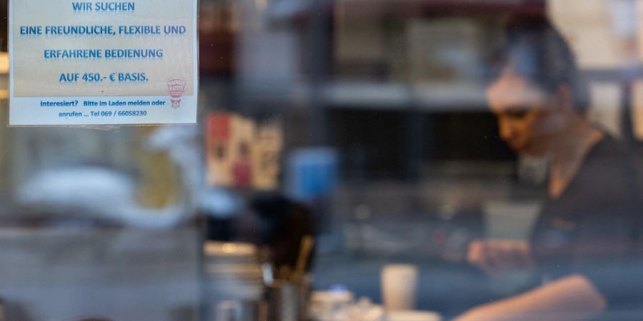 Viele Cafés suchen nach Arbeitskräften.