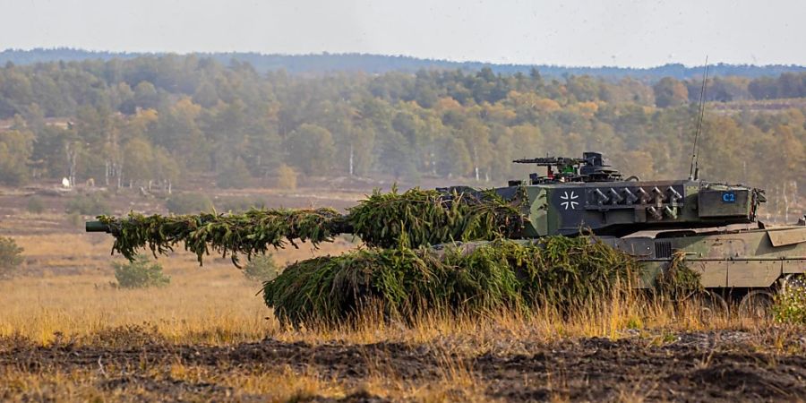 ARCHIV - Ein Leopard-2-Panzer der deutschen Bundeswehr. Foto: Moritz Frankenberg/dpa