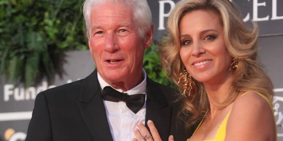 Zu Weihnachten teilen Richard Gere und Ehefrau Alejandra ein seltenes Bild ihrer vierköpfigen Familie.