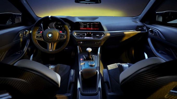 Im Interieur ist die Nähe zum BMW M4 CSL am Grössten – hier zeugen nur CSL-Plaketten vom Sondermodell 2022 BMW 3.0 CSL