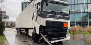 Ein Sattelmotorfahrzeug kollidierte mit einen Kandelaber.