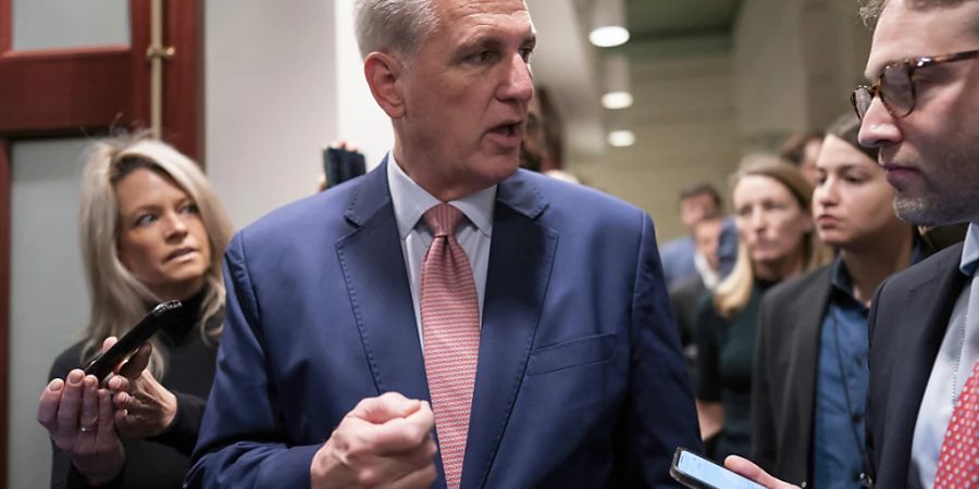 dpatopbilder - Kevin McCarthy (M), Fraktionschef der Republikaner im Repräsentantenhaus, trifft zu einer Klausurtagung mit der GOP-Konferenz im Kapitol ein. Foto: J. Scott Applewhite/AP/dpa