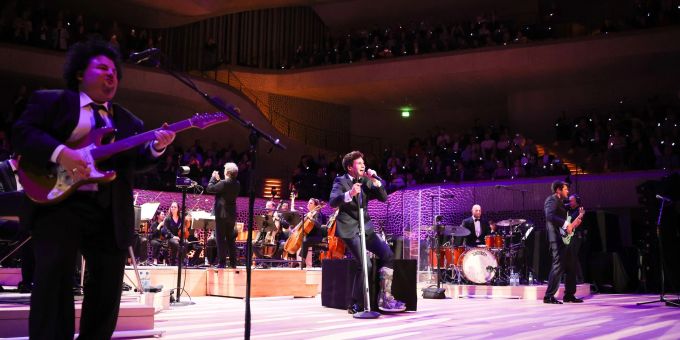 Auftritt mit Krücken: Wincent Weiss singt in der ausverkauften Elbphilharmonie beim Mini-Festival «Channel Aid - live in Concert by JBL». Auftritt mit Krücken: Wincent Weiss singt in der ausverkauften Elbphilharmonie beim Mini-Festival «Channel Aid - live in Concert by JBL».