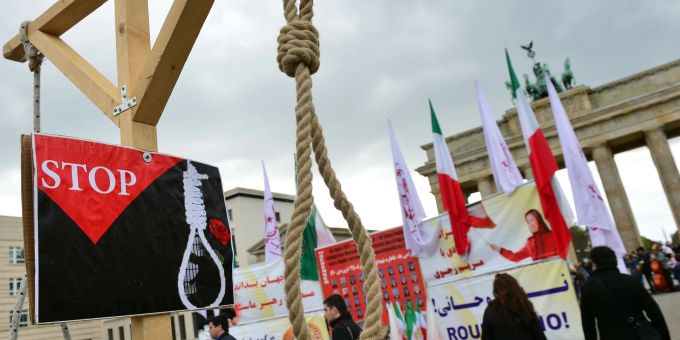 Iraner protestieren in Berlin gegen die Anwendung der Todesstrafe in ihrem Heimatland (Archivbild). iran