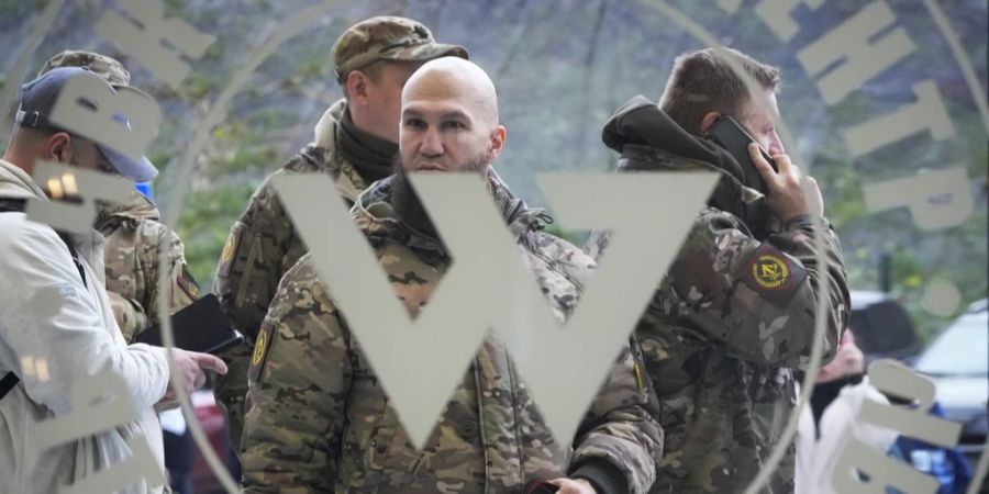 Söldner stehen vor dem Gebäude der Wagner-Gruppe. (Archiv)