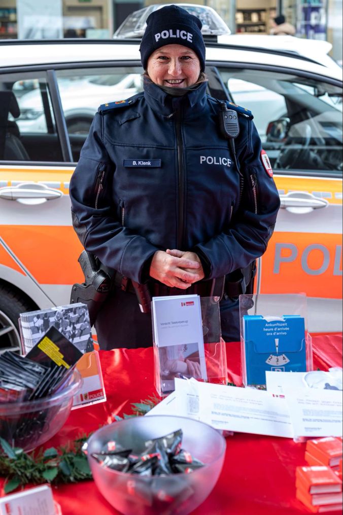 B. Klenk am Informationsstand der Kantonspolizei.