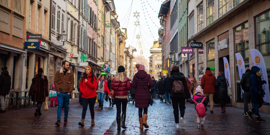 Passanten auf der Marktgasse in Winterthur während der Adventszeit. - Kanton Zürich