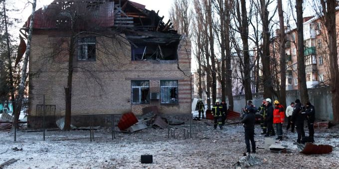 Rettungskräfte stehen in der Nähe eines beschädigten Gebäudes in Kiew. Rettungskräfte stehen in der Nähe eines beschädigten Gebäudes in Kiew.