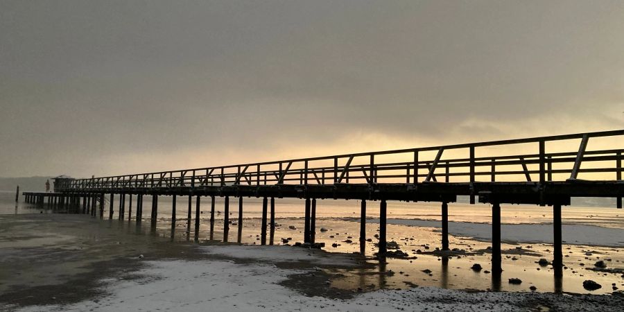 Winterlich: Am Ostseebad in Flensburg liegt Schnee.