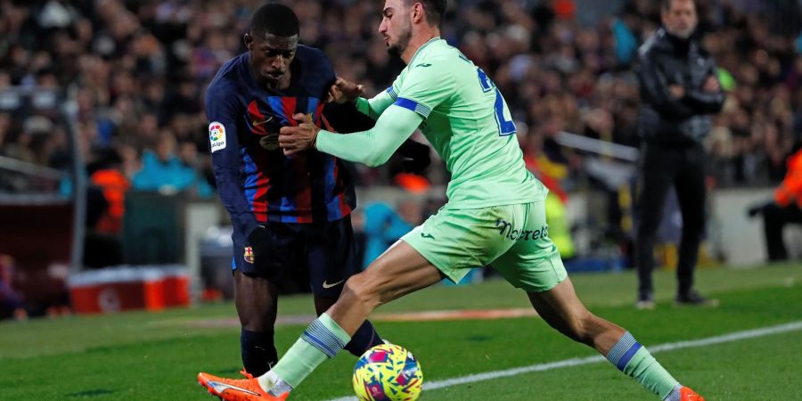 Barcelonas Ousmane Dembélé (l) im Zweikampf mit Juan Iglesias.