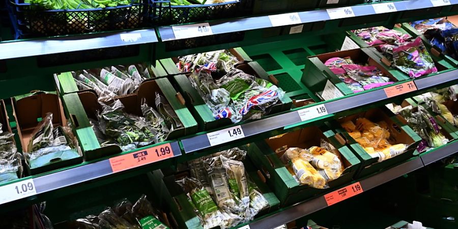 Die Lebensmittelpreise in Grossbritannien sind erneut deutlich gestiegen. Höhere Kosten für Energie, Tiernahrung und Transport trieben die Lebensmittelinflation im November auf einen Rekordwert von 12,4 Prozent. (Archivbild)