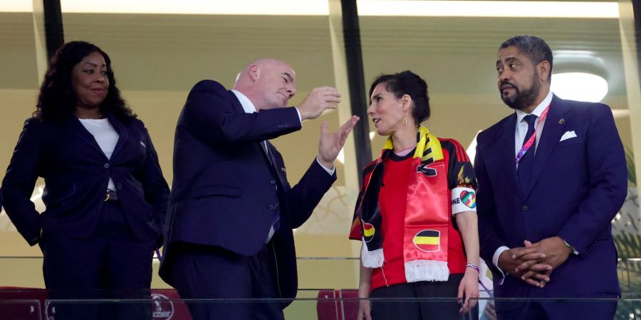 Belgiens Aussenministerin Hadja Lahbib (M) mit «One-Love»-Armbinde neben FIFA-Präsident Infantino auf der Tribüne des Ahmad bin Ali Stadions.