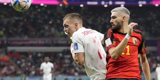 Kanadas Alistair Johnston und Belgiens Yannick Carrasco kämpfen um den Ball. WM 2022