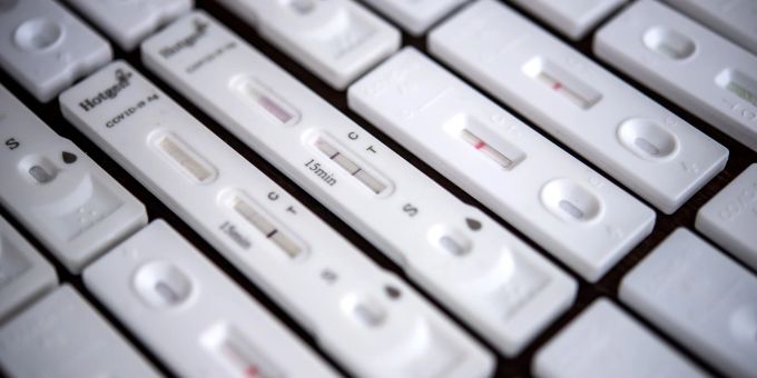 Antigen-Schnelltests für den Nachweis von SARS-CoV-2. Antigen-Schnelltests für den Nachweis von SARS-CoV-2.