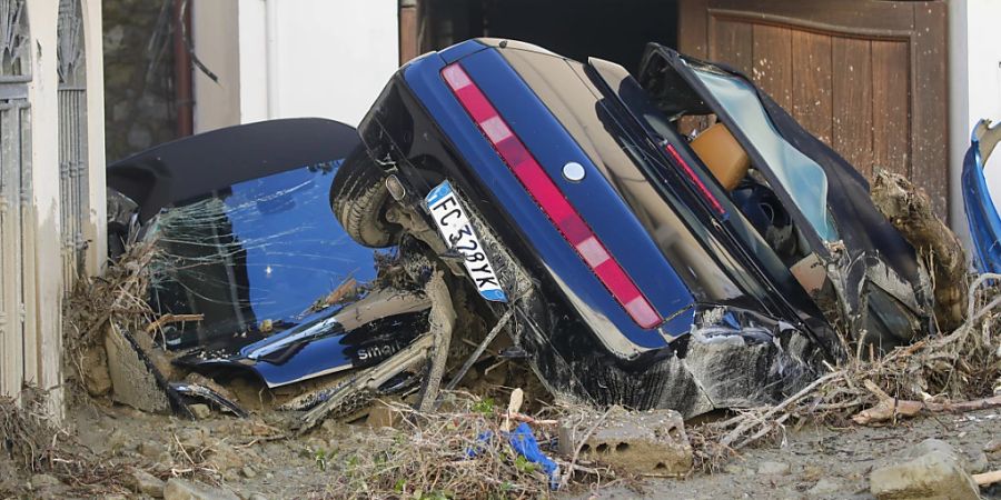 Wasser- und Schlammmassen rissen in Casamicciola ganze Autos mit sich. Foto: Salvatore Laporta/AP/dpa