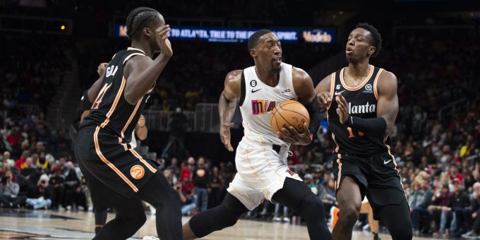 Bam Adebayo (Miami Heat) gegen AJ Griffin und Onyeka Okongwu (Atlanta Hawks) in der NBA. NBA Atlanta Hawks Heat