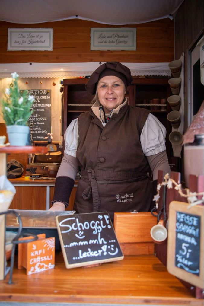 Claudia aus Mannheim verkauft an ihrem Stand feine Quarkinis.