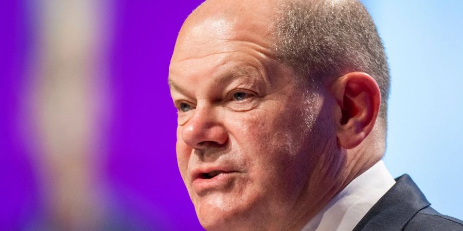 Bundeskanzler Olaf Scholz (SPD) spricht beim 25. Gewerkschaftstag des dbb Beamtenbund und Tarifunion.