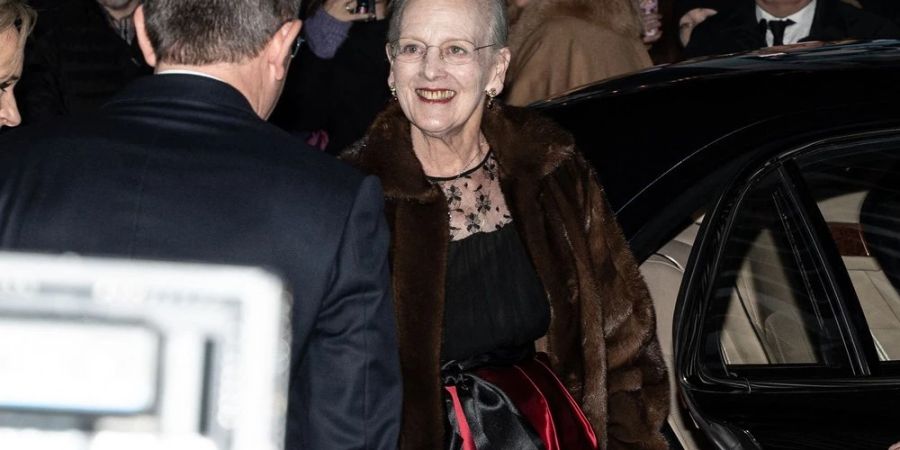 Königin Margrethe II. bei der Ankunft zur Aufführung.