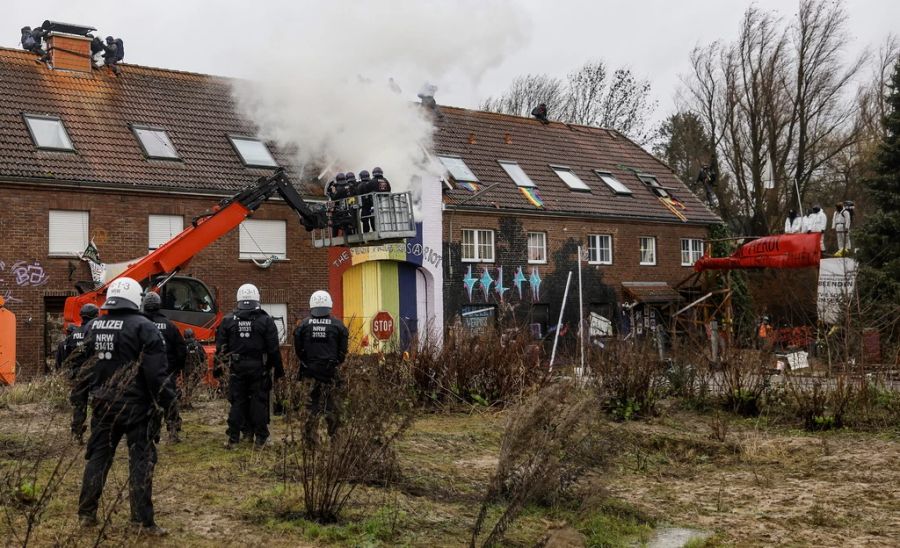 Die Polizei hatte mit der Räumung des besetzten Ortes begonnen.