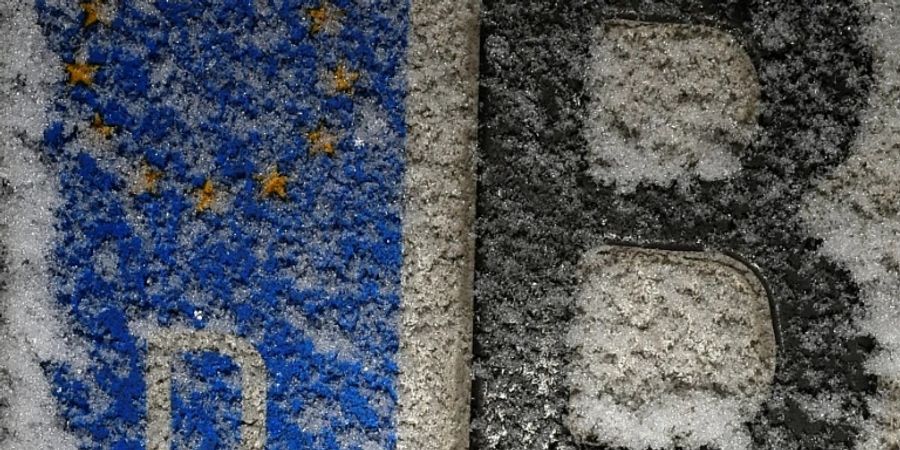 Überfrorenes Nummernschild