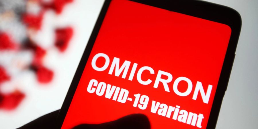 Auf dem Bildschirm eines Smartphones «Omicron COVID-19 variant» zu lesen. Eine Studie der Charité zur Entstehung der Corona-Variante Omikron ist zurückgezogen worden. Proben waren verunreinigt worden.