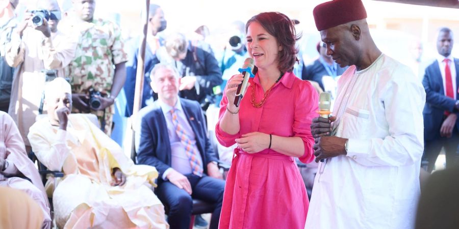 Bundesaussenministerin Annalena Baerbock spricht in Ngarannam, das 2015 von Boko Haram fast ganz zerstört und wieder aufgebaut wurde, mit Bewohnerinnen und Bewohnern.