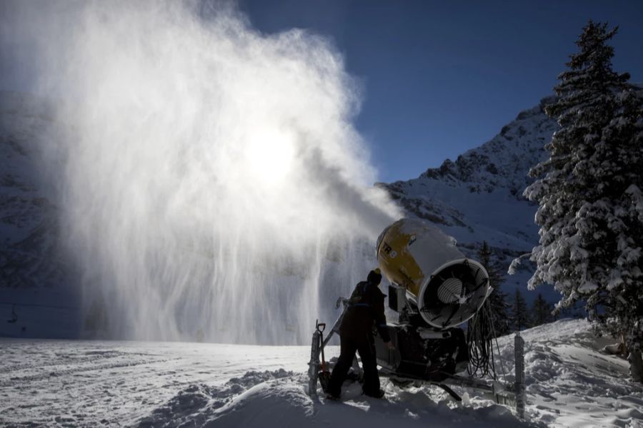 Eine Schneekanone im Einsatz im Skigebiet Titlis oberhalb Engelberg.