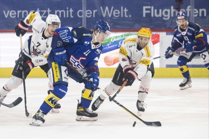 Klotens Keanu Derungs (l.) im Duell mit Fribourgs Top-Scorer Ryan Gunderson. National League