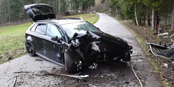 Unfallfahrzeug mit herausgerissenem Motorblock. sternenberg raser
