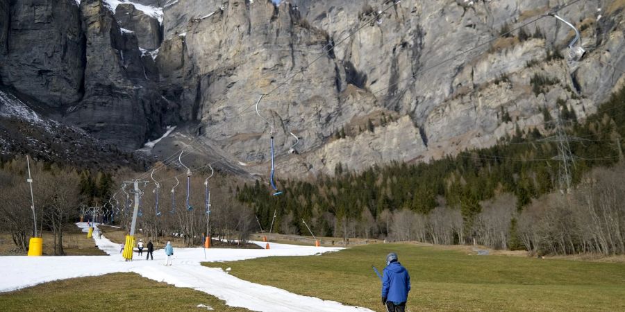 In vielen niedriggelegenen Skigebieten der Schweiz sieht es zur Zeit schlecht aus mit dem Wintersport. (Symbolbild)