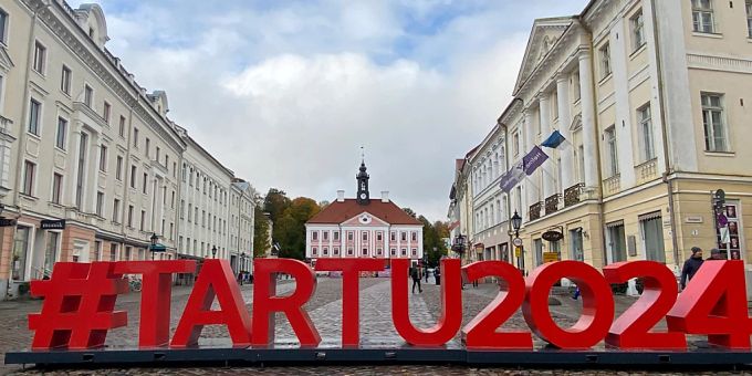 Ein Schriftzug «#Tartu2024» ist in Grossbuchstaben auf dem Rathausplatz der estnischen Stadt Tartu aufgestellt. Foto: Alexander Welscher/dpa Ein Schriftzug «#Tartu2024» ist in Grossbuchstaben auf dem Rathausplatz der estnischen Stadt Tartu aufgestellt. Foto: Alexander Welscher/dpa