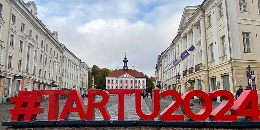 Ein Schriftzug «#Tartu2024» ist in Grossbuchstaben auf dem Rathausplatz der estnischen Stadt Tartu aufgestellt. Foto: Alexander Welscher/dpa