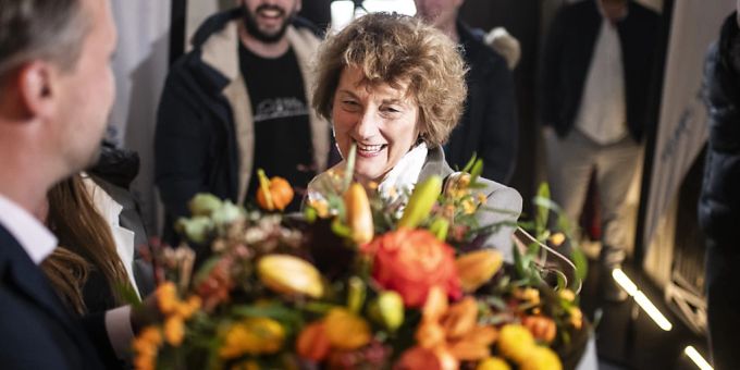 Die bisherige Walliser Ständerätin Marianne Maret (Mitte) freut sich über ihre Wiederwahl. Die bisherige Walliser Ständerätin Marianne Maret (Mitte) freut sich über ihre Wiederwahl.