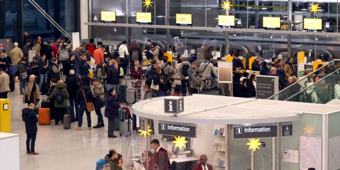 München - Gestrandete Passagiere stecken am Flughafen fest