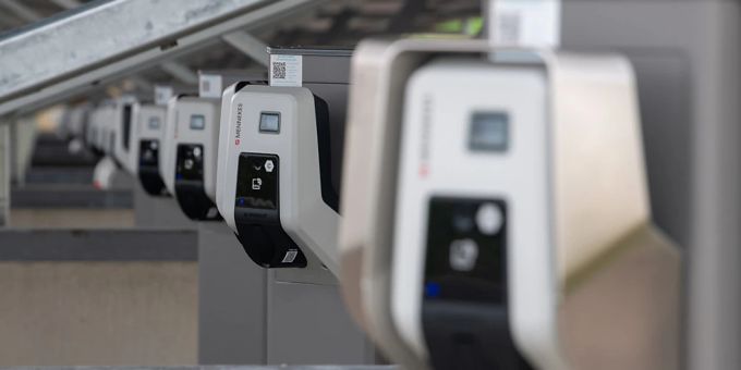 Die US-Regierung will Elektroautos mit Batterie-Bauteilen aus China oder anderen «rivalisierenden Ländern» von staatlichen Subventionen ausnehmen. (Symbolbild) Die US-Regierung will Elektroautos mit Batterie-Bauteilen aus China oder anderen «rivalisierenden Ländern» von staatlichen Subventionen ausnehmen. (Symbolbild)