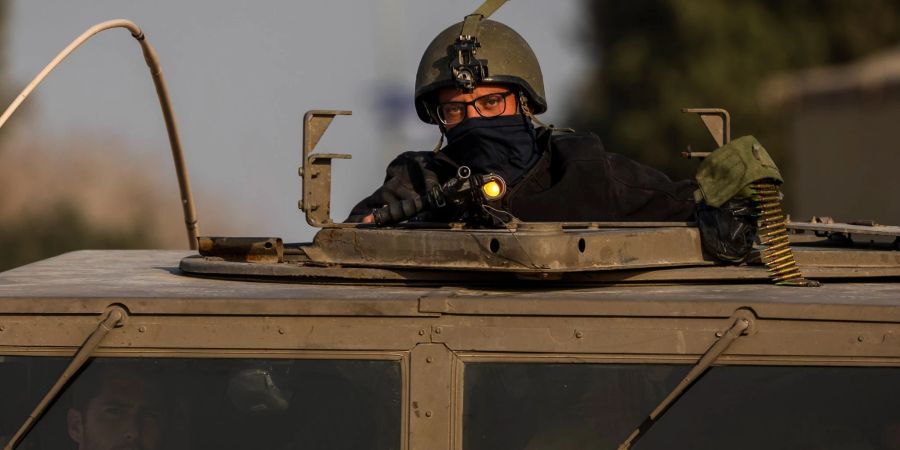 Israelische Soldaten in einem gepanzerten Militärfahrzeug.