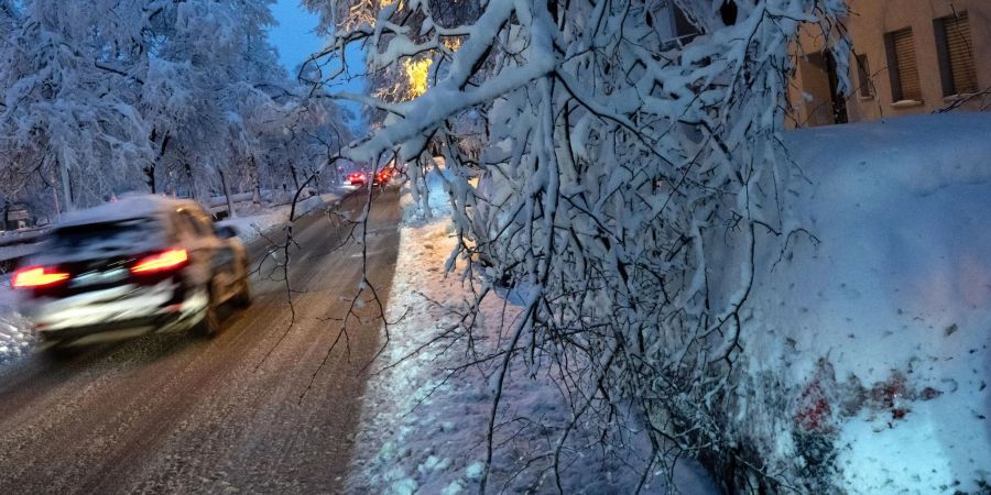 Schnee und Eis haben in Süddeutschland zu grossen Beeinträchtigungen im Verkehr geführt.