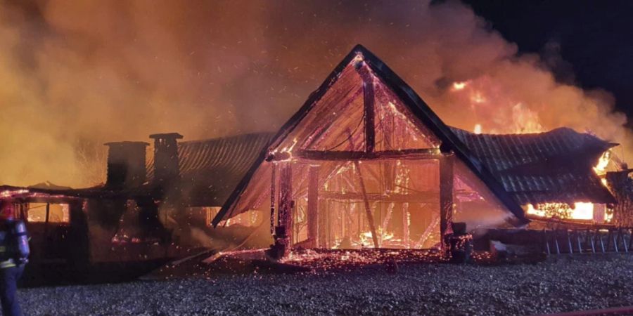 HANDOUT - Bei dem sind mehrere Menschen ums Leben gekommen und weitere werden noch vermisst. Foto: ISU Prahova Romanian Emergency Services/AP/dpa - ACHTUNG: Nur zur redaktionellen Verwendung im Zusammenhang mit der aktuellen Berichterstattung und nur mit vollständiger Nennung des vorstehenden Credits