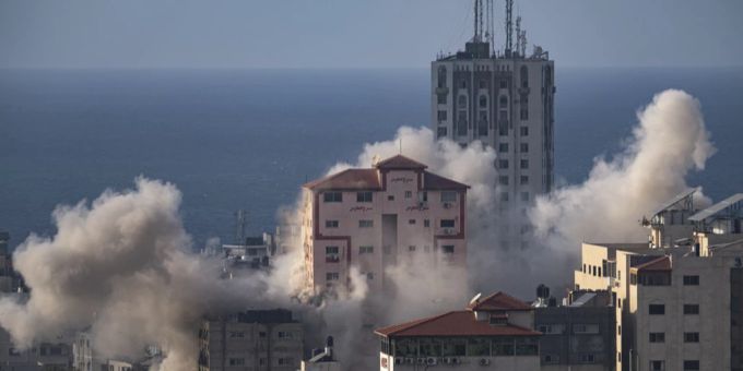 Rauchwolken steigen über dem Gazastreifen nach einem israelischen Luftangriff auf. Israel Krieg