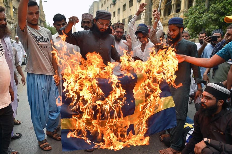 Pakistan Schweden brennende Flagge