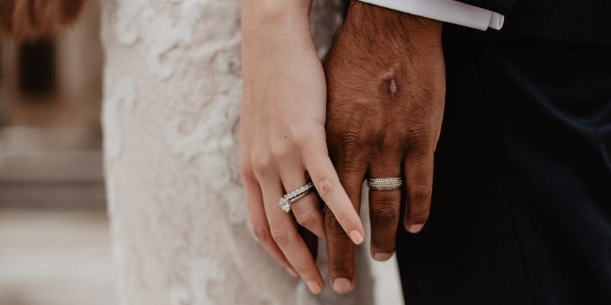 Künftig sollen beide Partner unabhängig voneinander entscheiden können, einen Doppelnamen zu tragen. hochzeit